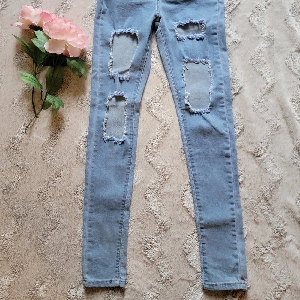 PrettyLittleThing Light Wash Open Distress Thigh 5Pocket Skinny Jean NWT 4 - Picture 3 of 16